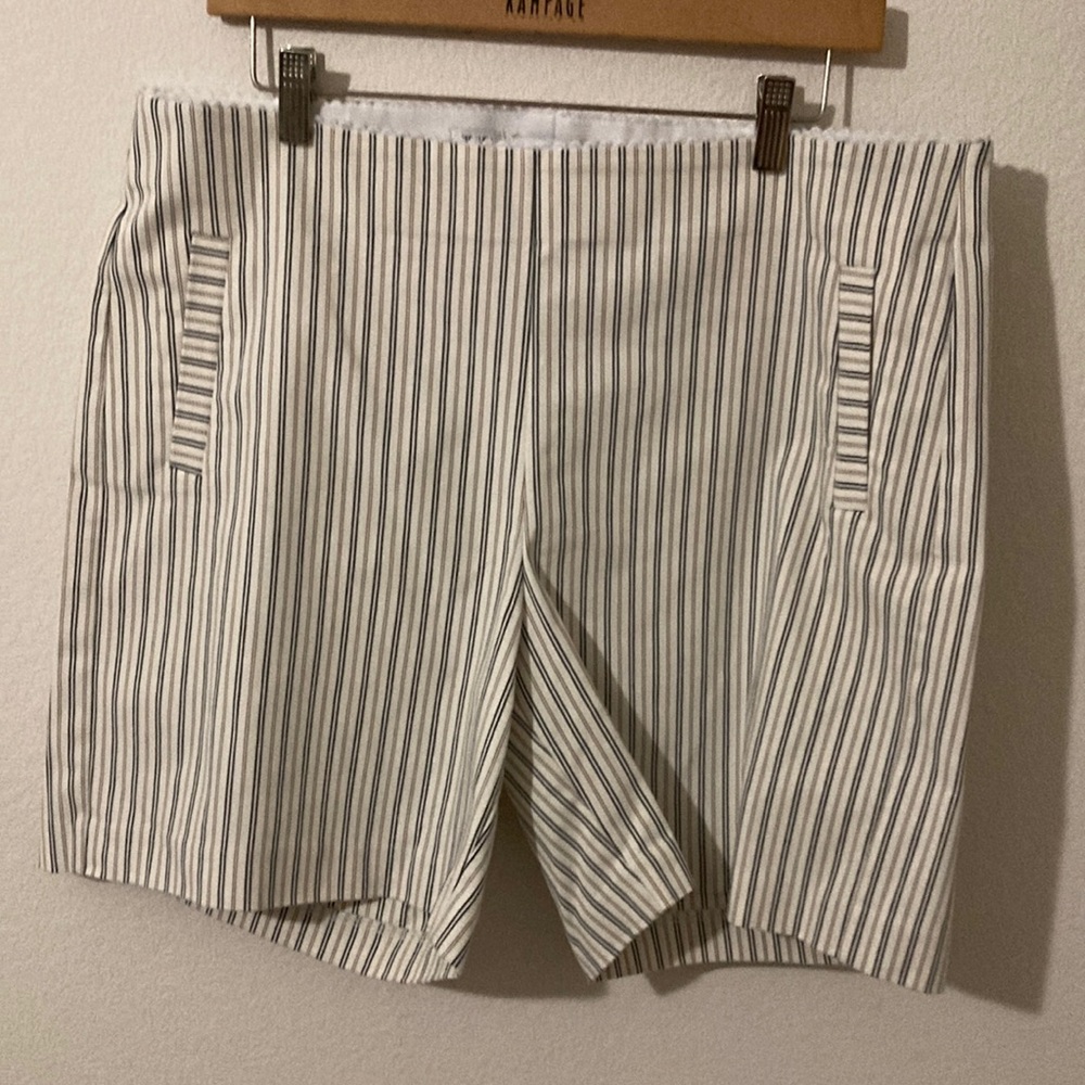 Elle Bermuda Size XL stripes pull ups with elastic waistband. 4 faux pockets